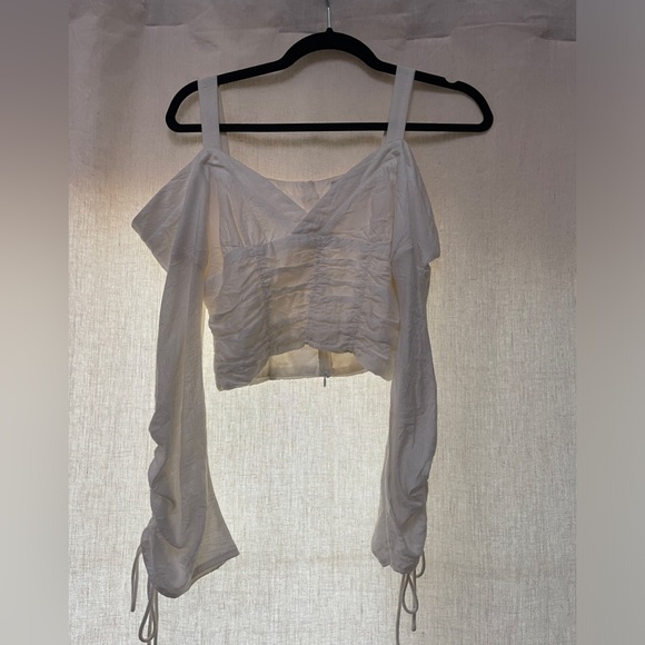 Vagabond Tops - Obsessed with this top. I wish i could keep it! adorable linen white blouse